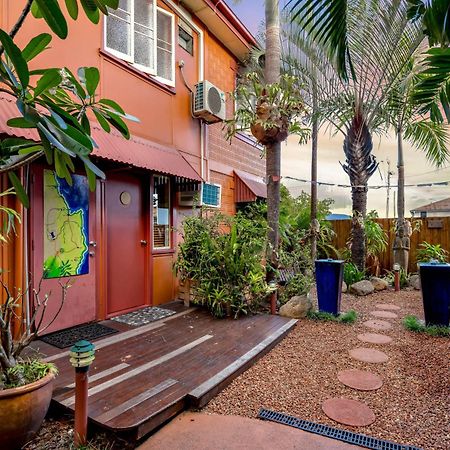 Albergue Travellers Oasis Cairns Exterior foto The courtyard of the house