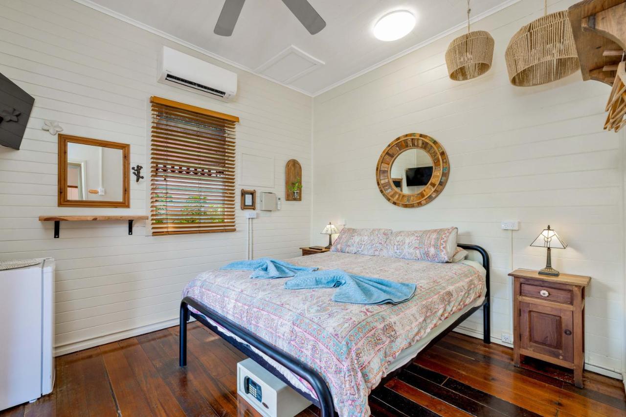 Albergue Travellers Oasis Cairns Exterior foto A bedroom at the station