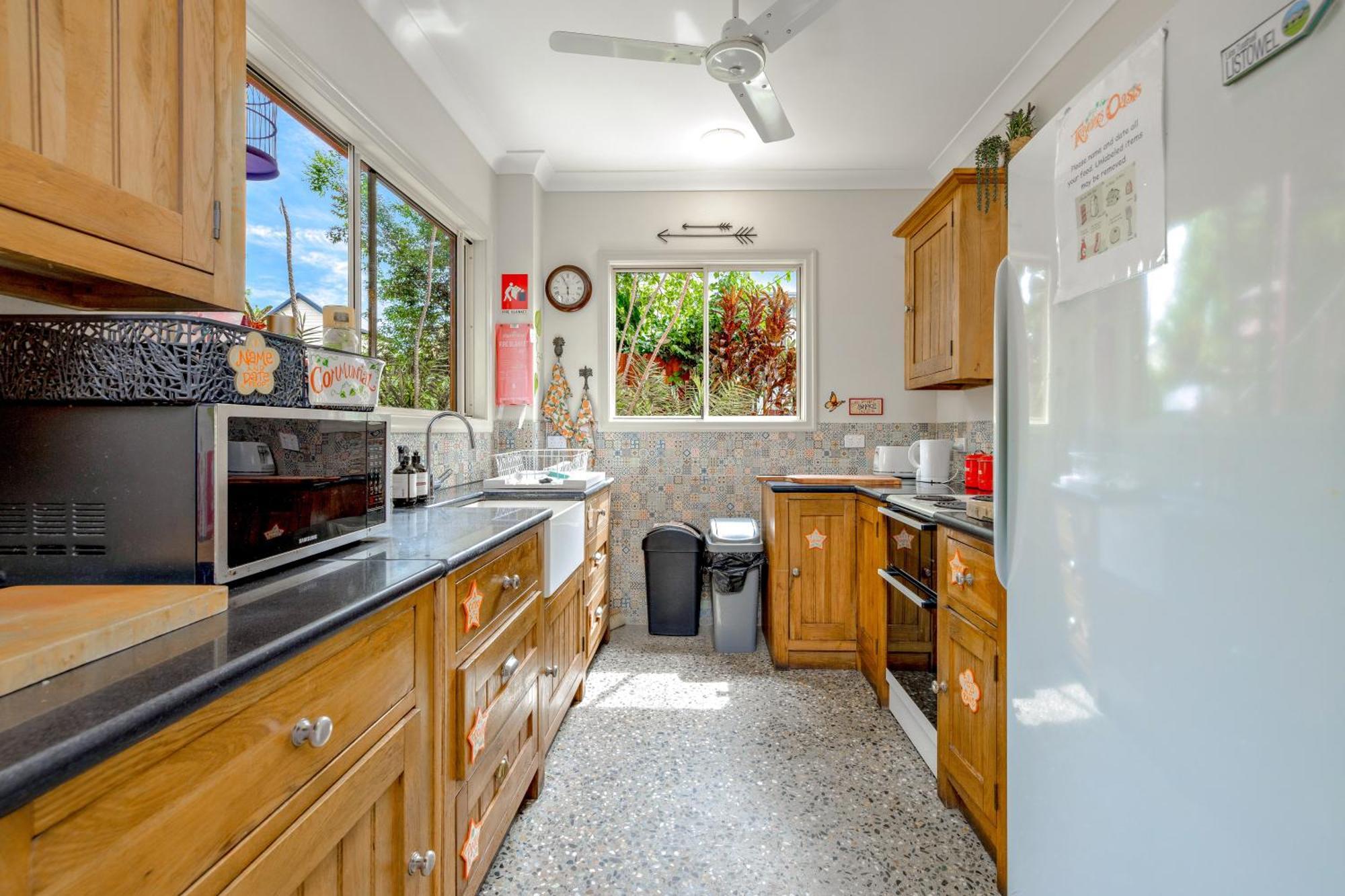 Albergue Travellers Oasis Cairns Exterior foto A typical galley kitchen