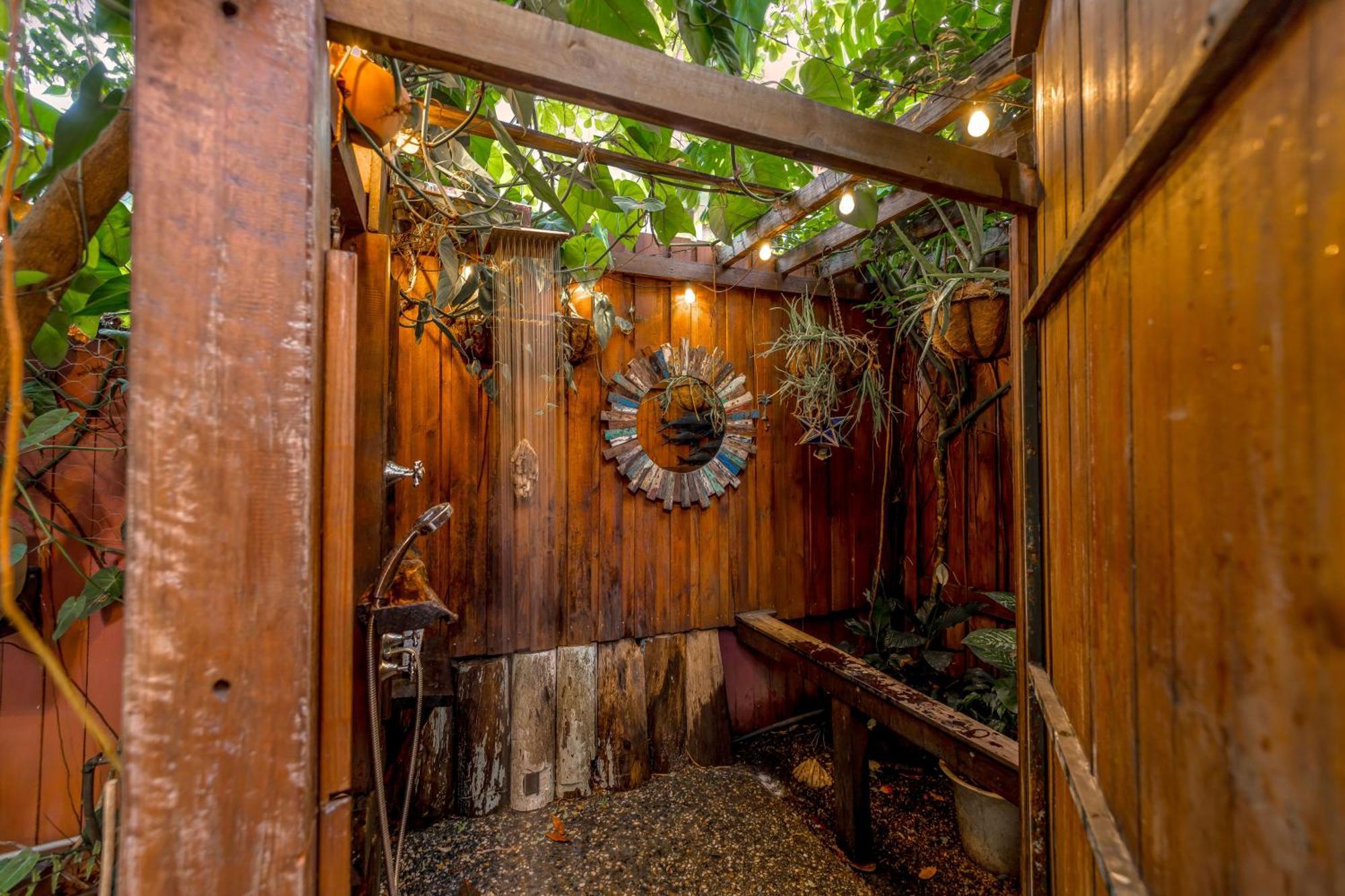 Albergue Travellers Oasis Cairns Exterior foto The outdoor shower at the Garden of Eden