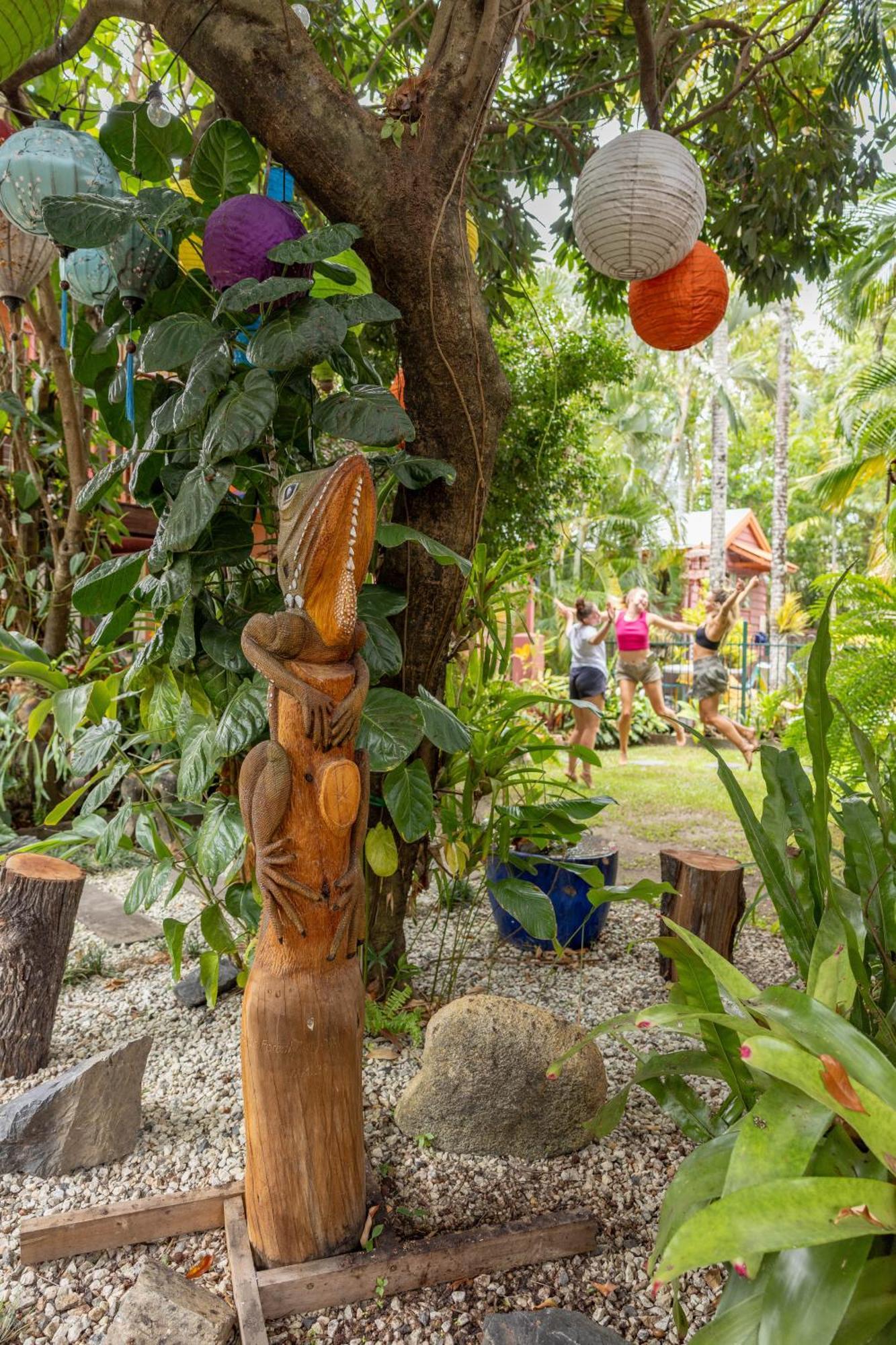 Albergue Travellers Oasis Cairns Exterior foto A sculpture in the garden