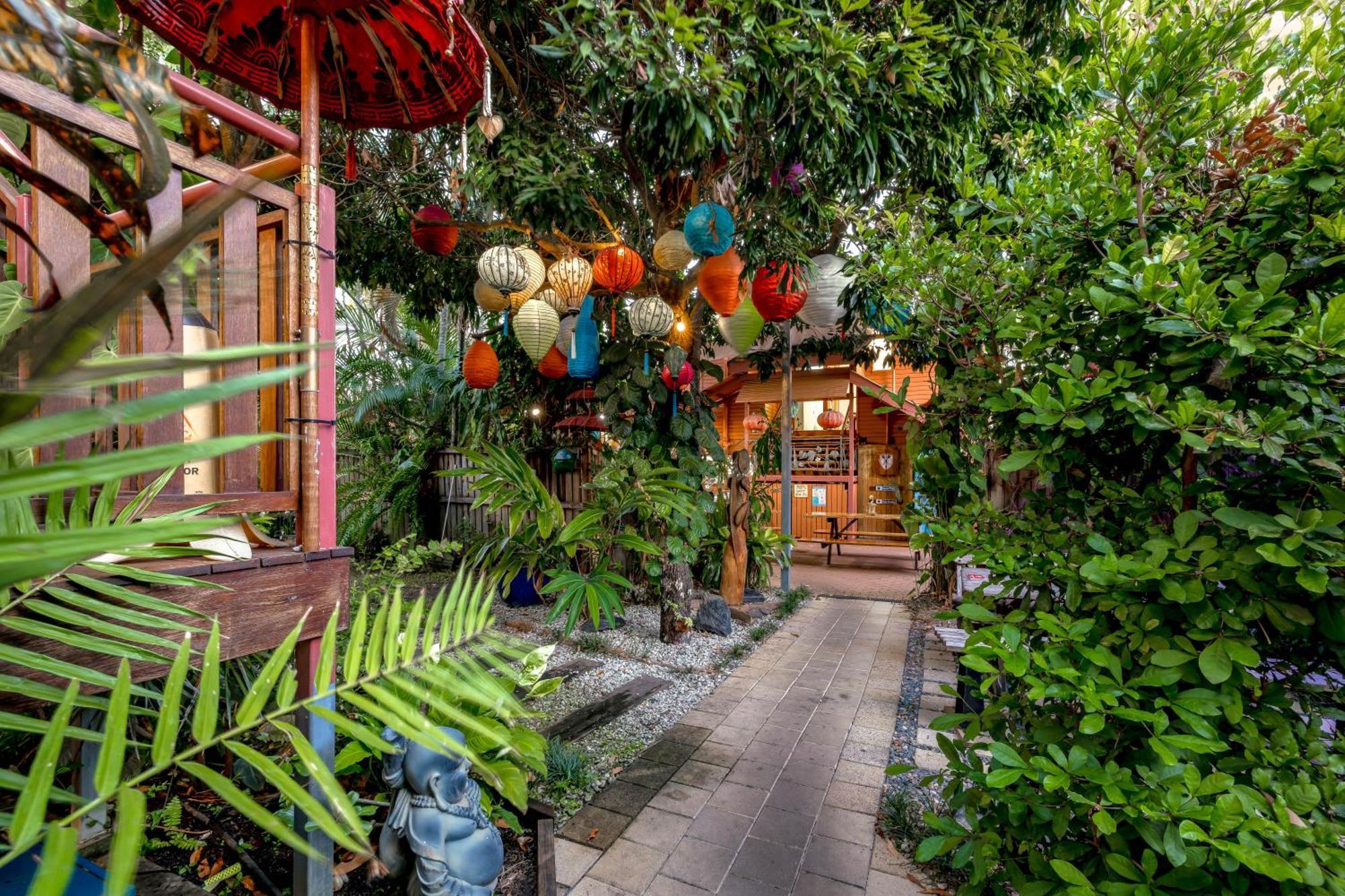 Albergue Travellers Oasis Cairns Exterior foto Entrance to the restaurant