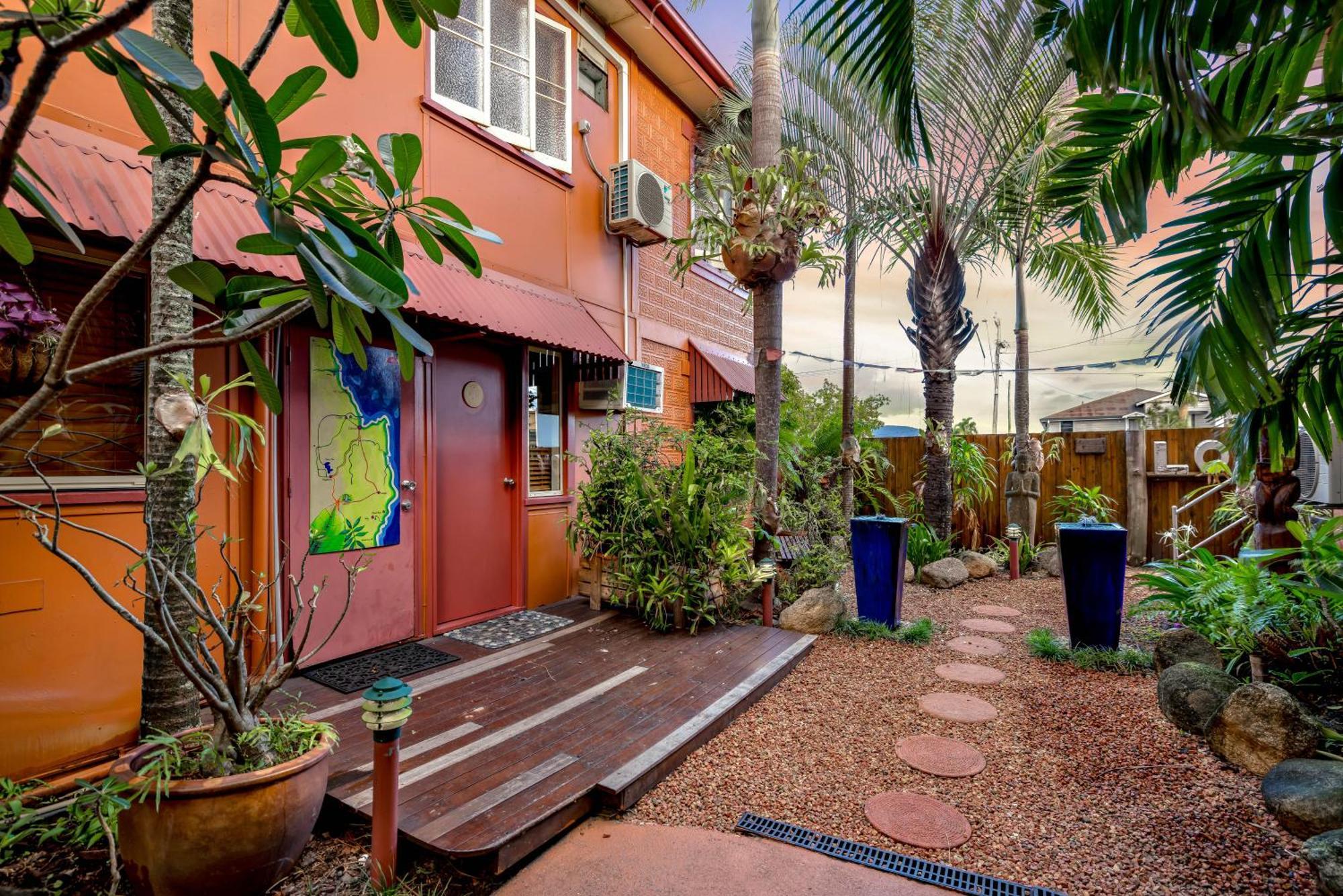 Albergue Travellers Oasis Cairns Exterior foto The courtyard of the house