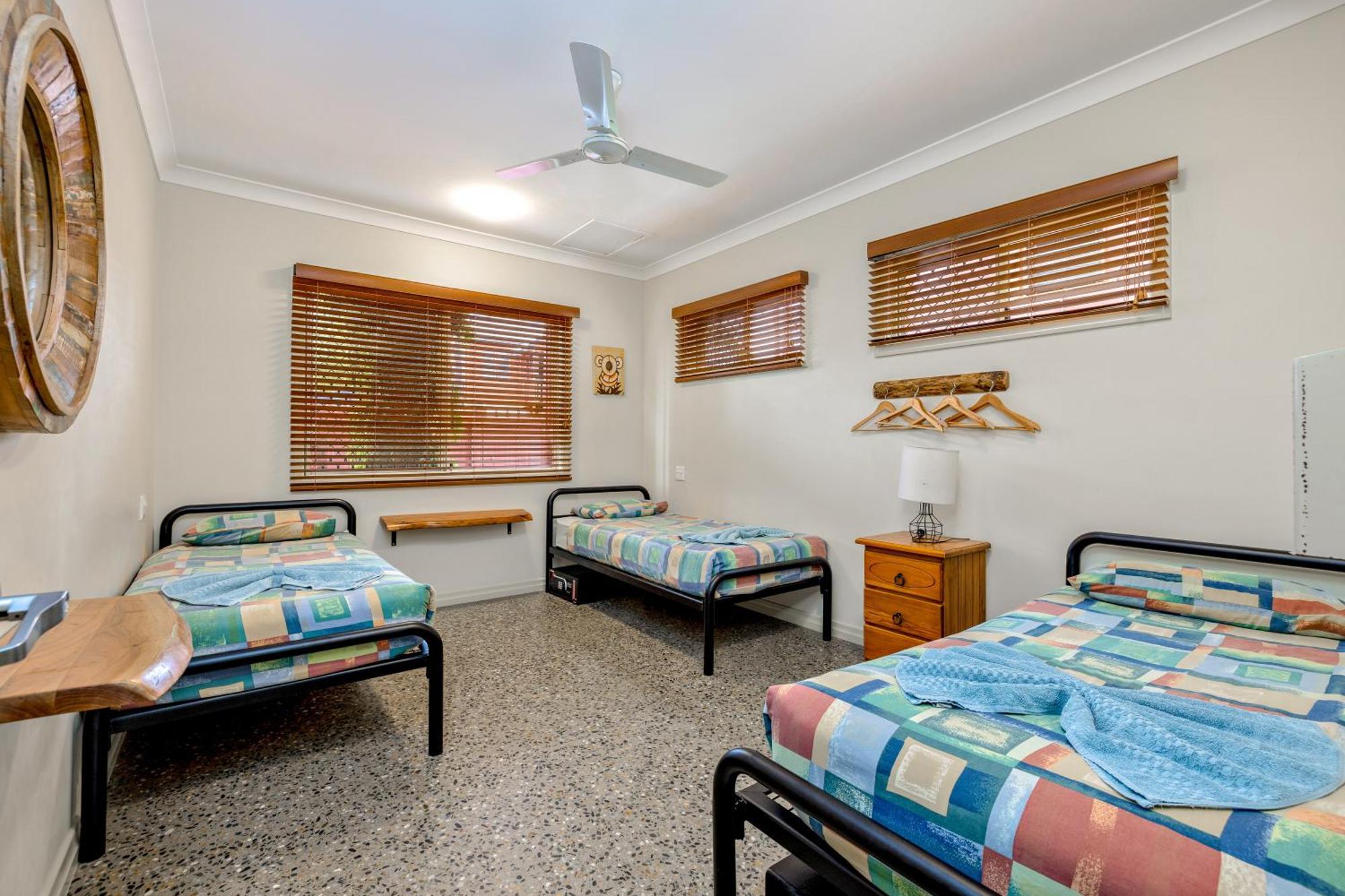 Albergue Travellers Oasis Cairns Exterior foto A bedroom at the hostel