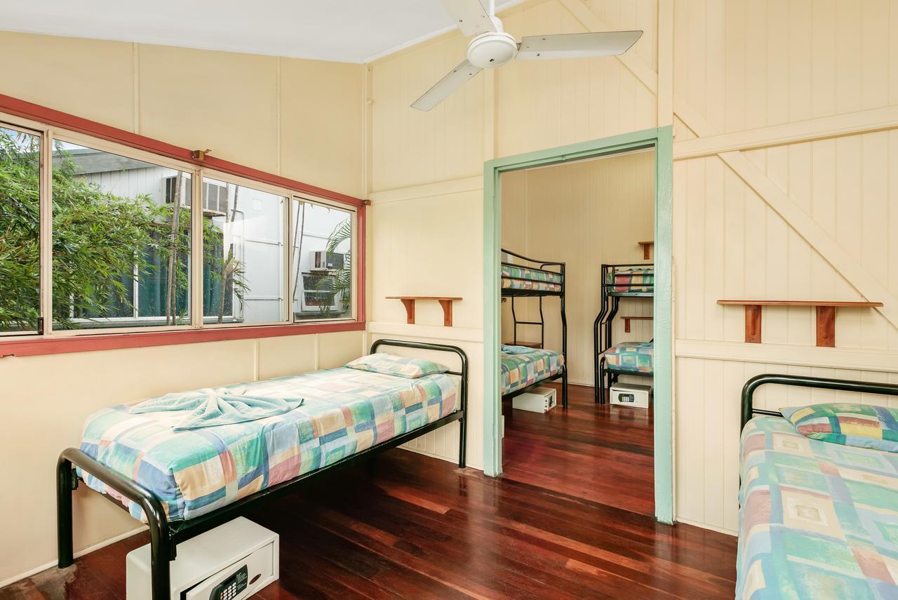 Albergue Travellers Oasis Cairns Exterior foto A typical room at the hostel
