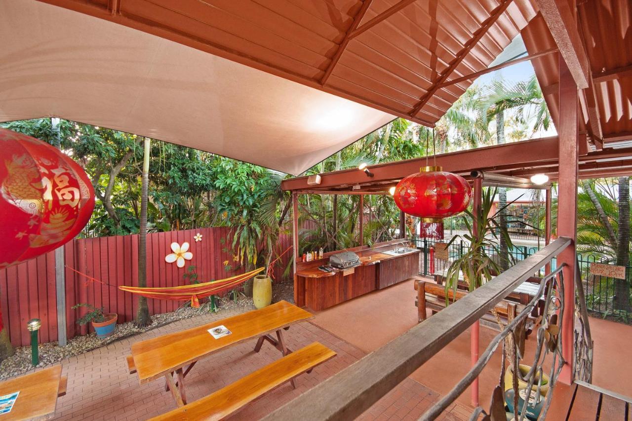 Albergue Travellers Oasis Cairns Exterior foto The outdoor kitchen at the resort